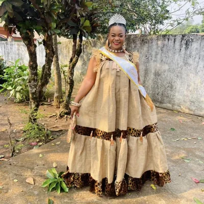 LA REINE DE LA BEAUTÉ ARRIVE